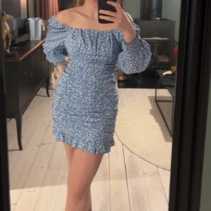 Blå blommig klänning - Lite scrunch i sidorna och även dragkedja i ena sidan