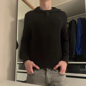 Ralph Lauren Tröja - Svart Ralph Lauren tröja. Nypris: 1900kr. Mitt pris: 599kr. Passar perfekt nu till våren och in till sommaren. Skriv vid frågor👌🏽