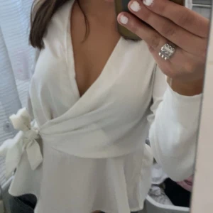 Omlott tröja från Nelly  - En fin vit omlott blus från Nelly, ser ut som ny inga fläckar eller hål eller något annat fel💕 Storlek S/36, Köp direkt.  /Ha en fin dag💕