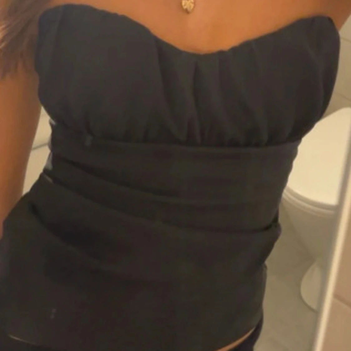 Svart axelbandslös topp - 1