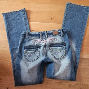 crazy age jeans - Snygga blå bootcut jeans/straight jeans, låg midja. Skriv för mått isv💗