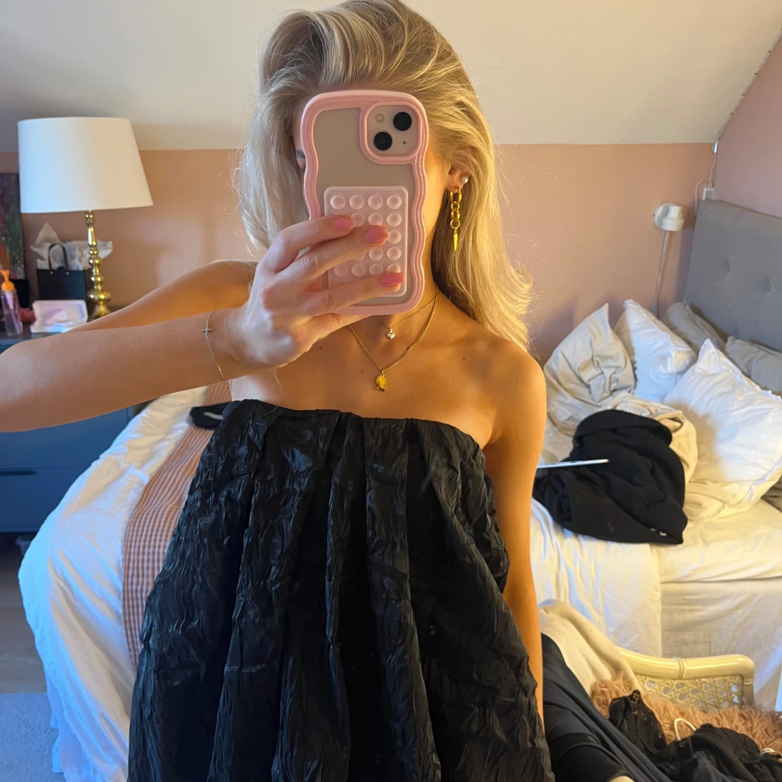 Svart axelbandslös klänning - 1