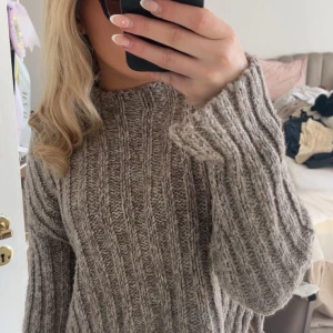 Beige stickad tröja från Pull&Bear - Mysig beige stickad tröja från Pull&Bear med ribbat mönster. Fin stickad tröja🥰 säljs pga att den inte kommer till användning längre, passa till allt och är jätte bekväm att ha på sig😍
