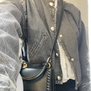 Jeans jacka  - Intressekoll. En cool jeansjacka från H&M i storlek s. Jackan är i mörk grå jenas färg. Den är knappt använd, inga defekter. Köparen står för frakten, inga returer. 😌