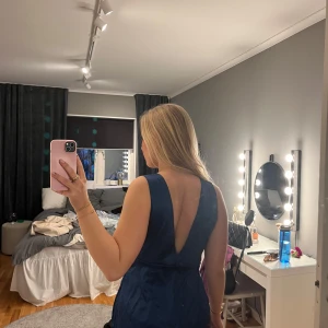 Mörkblå långklänning - Elegant mörkblå långklänning från SHEIN. Jätte positivt överraskad över kvalitet på materialet! Säljer då jag hittat en annan klänning att ha till balen! Säljer både M och S (detta är M)