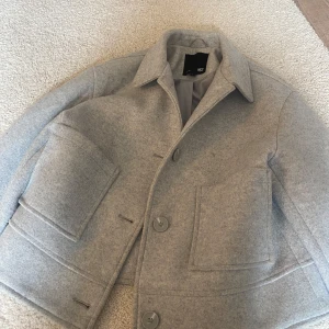 Grå kappa från 157 - Snygg grå jacka från lager! Använd fårtal gånger så som ny💞
