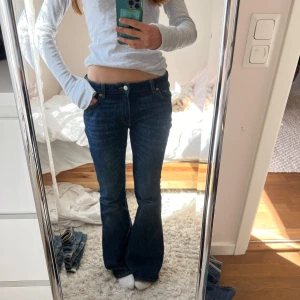Lågmidjade jeans - Säljer dessa weekday jeans i modellen FLAME. Stoleken W28 L34🤗 så passar S -M. De är lite slitna på vänster ben baksida ( se sista bild) annars är de i superbra skick!!!
