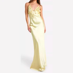 Fin ljusgul satinklänning💛💛 - Jättefin ljusgul klänning i satin, perfekt till balen!!💗💗Aldrig använd med prislapp kvar!! Lång modell i storlek 42 men passar 40. Skriv för frågor😇