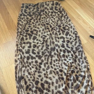 Leopard kjol från Zara  - Jätte fin Zara kjol med leopard mönster ganska använd men som nu säljer pga att den inte kommer till användning💕