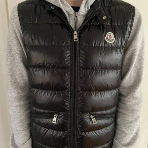Moncler Gui väst - Äkta väst! Säljer då den blivit för liten för mig och jag ska köpa ny. Skickas i lådan, kom dm för kvitto och om du har några frågor!