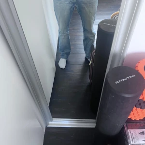 Levis 501 jeans - Säljer ett par klassiska Levis 501 jeans i ljusblå stretch denim. De har en rak passform och är midwaist. Skicket är som nya och kommer vara perfekta till sommaren. Säljer dessa pga att de har blivit för små då jag är 182. Skulle säg att de passar om du är 168-178