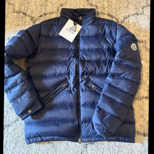 Moncler Agay down jacka  - Moncler Agay i storlek 1 som motsvarar S till salu, nyskick, pris går att diskutera 