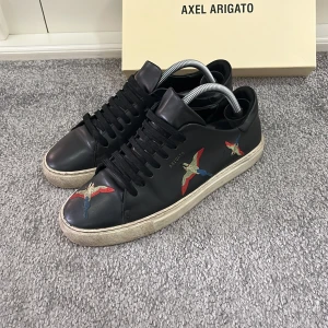 Arigato skor - Säljer mina snygga arigato skor i storlek 41. De har inga tydliga defekter, endast lite smutsiga som är enkelt att tvätta bort. Box följ med:) Skriv om du har några funderingar:)