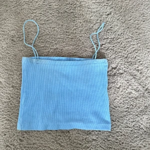 Linne - Superfint blått linne från Zara, funkar även som bandeau topp om man viker in banden💞superfint till sommaren och använt fåtal gånger. Storlek S men passar även XS