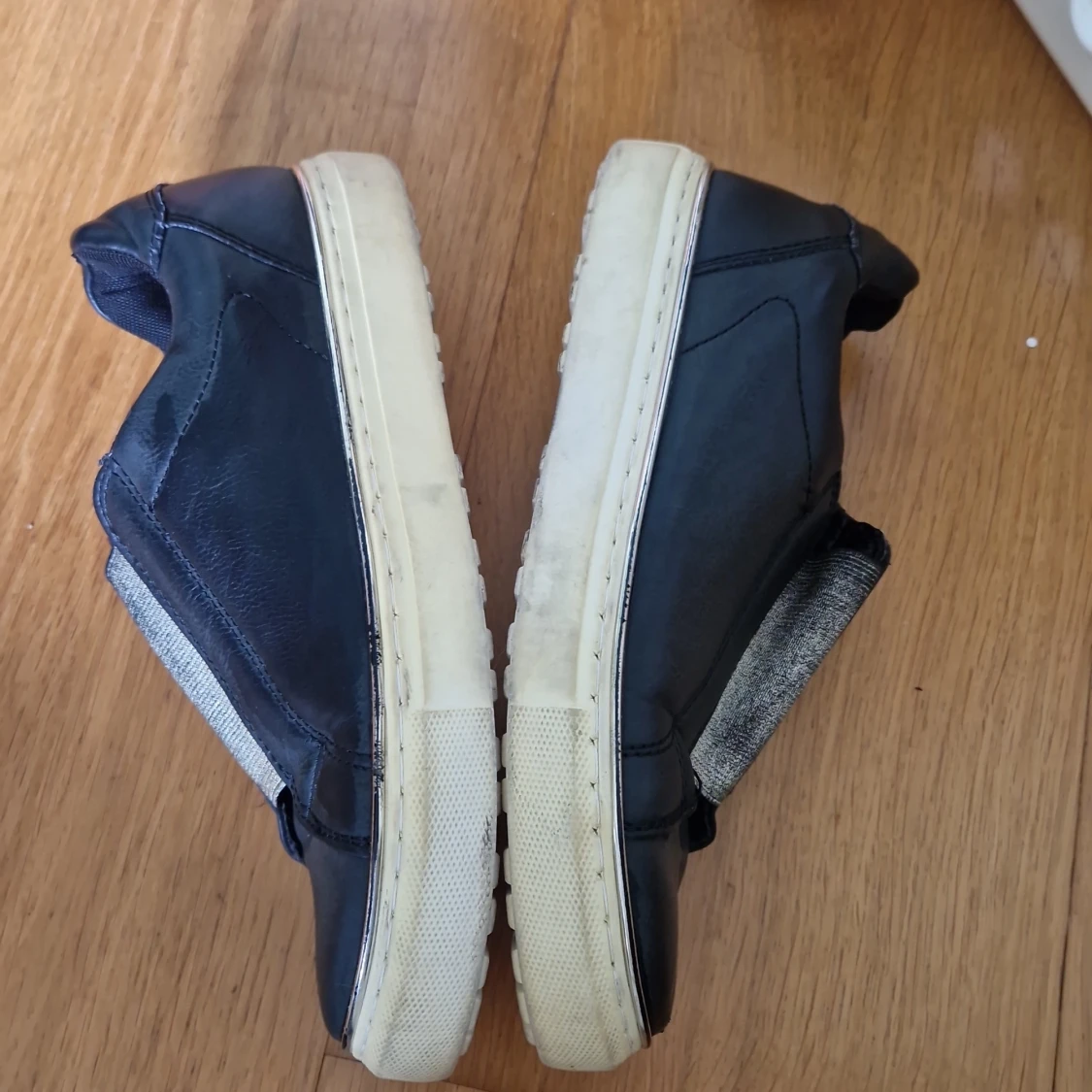 Svarta sneakers med elastisk detalj - 2