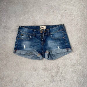 Blå jeansshorts från Bershka - Snygga blå jeansshorts från Bershka. Säljer för att de är för små för mig💘 Skickar så fort jag kan. Skriv vid frågor och funderingar, pris kan diskuteras 💘