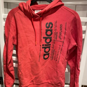 Röd hoodie från Adidas - Hoodie från Adidas i fint skick. Storlek small