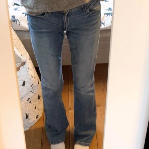 Blå bootcut jeans - Blå bootcut jeans med låg midja. Passar mig som har S och är ca 165 cm. Midjemått går att ändra (se bild).