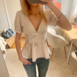 Korsettopp blus snörning - Så fin rutig blus med snörning💗