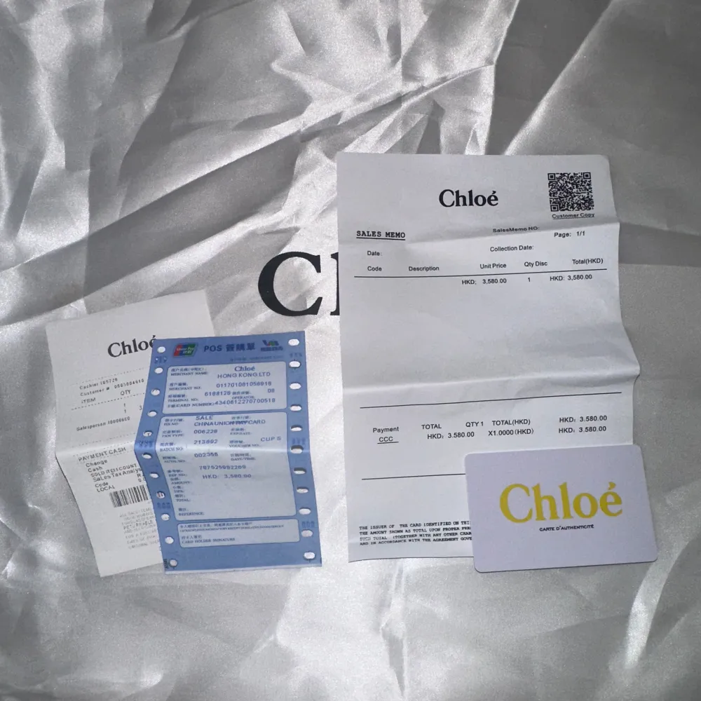Snygg axelväska från Chloé i vit och beige med svarta detaljer. Väskan har breda handtag med Chloé-logga och en medföljande axelrem. Perfekt för att ge en stilren touch till din outfit.. Laukut & Käsilaukut.