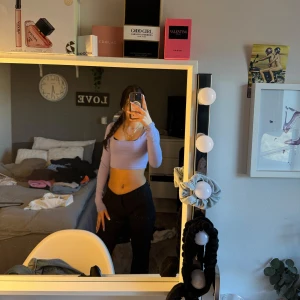 Ljuslila croppad topp - Säljer en ljuslila croppad topp med långa ärmar. Perfekt för en trendig look och passar bra till både jeans och kjol. Toppen är figurnära och ger en snygg siluett. ” man kan även köpa de i sett”