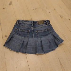 Jeanskjol med volang - Snygg jeanskjol från Crocker med volangdetaljer. Kjolen har en klassisk blå denimfärg och är kort i modellen. Midjemått rakt över:36cm 🌟pris kan diskuteras 🌟❤️