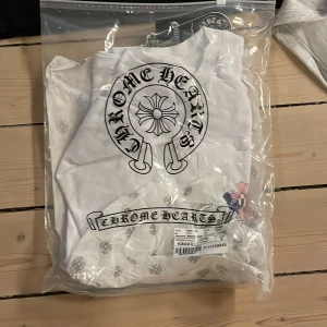 Vit långarmad från Chrome Hearts - Säljer en vit långarmad tröja från Chrome Hearts. Aldrig använd! Skriv privat för mer bilder! MVH John 