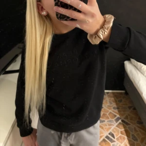 Svart tröja från Peak Performance - Säljer en stilren svart tröja från Peak Performance med diskret logga på bröstet. Tröjan har långa ärmar och en rund halsringning. Perfekt för en avslappnad look.