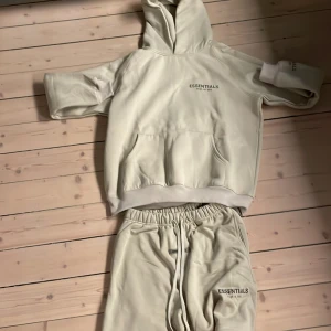 Essentials hoodie och shorts! - Sjukt snygg! Aldrig använd, allt org följer med, pris ej hugget i sten, köp både med varandra eller en och en kom med pris förslagg om ni bara ska köpa en, MVH John