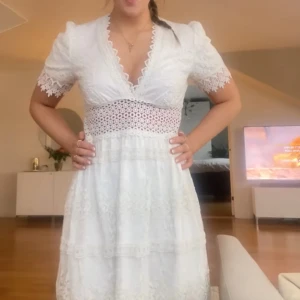 Vit studentklänning - Säljer min älskade studentklänning!!! Så fin och verkligen bekväm💞💞 Lite finare då den inte är så basic utan har detaljer🫶🏻🫶🏻 Passar storlek S/M men storlek 38 