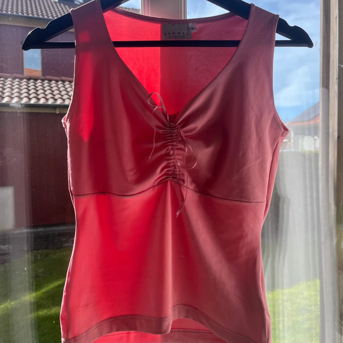 Rosa ärmlös topp med knytning