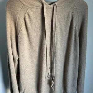 Beige hoodie från Soft Goat - Säljer en supermjuk beige hoodie från Soft Goat i kashmir. Den har en avslappnad passform med långa ärmar och en praktisk huva med snörning