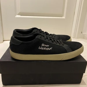 Saint Laurent skor - Snygga svarta skor från Saint Laurent. Använda ett par gånger men är fortfarande i ett hyfsat bra skick. Lådan kommer med i frakten.