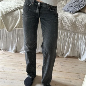 Grå jeans - Snygga svarta jeans med en straight passform och låg midja från Gina Tricot. De är i väldigt fint skick🥰