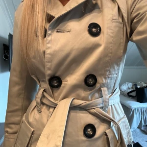 beige trenchcoat från zara - jättefin trenchcoat från zara i storleken M💕