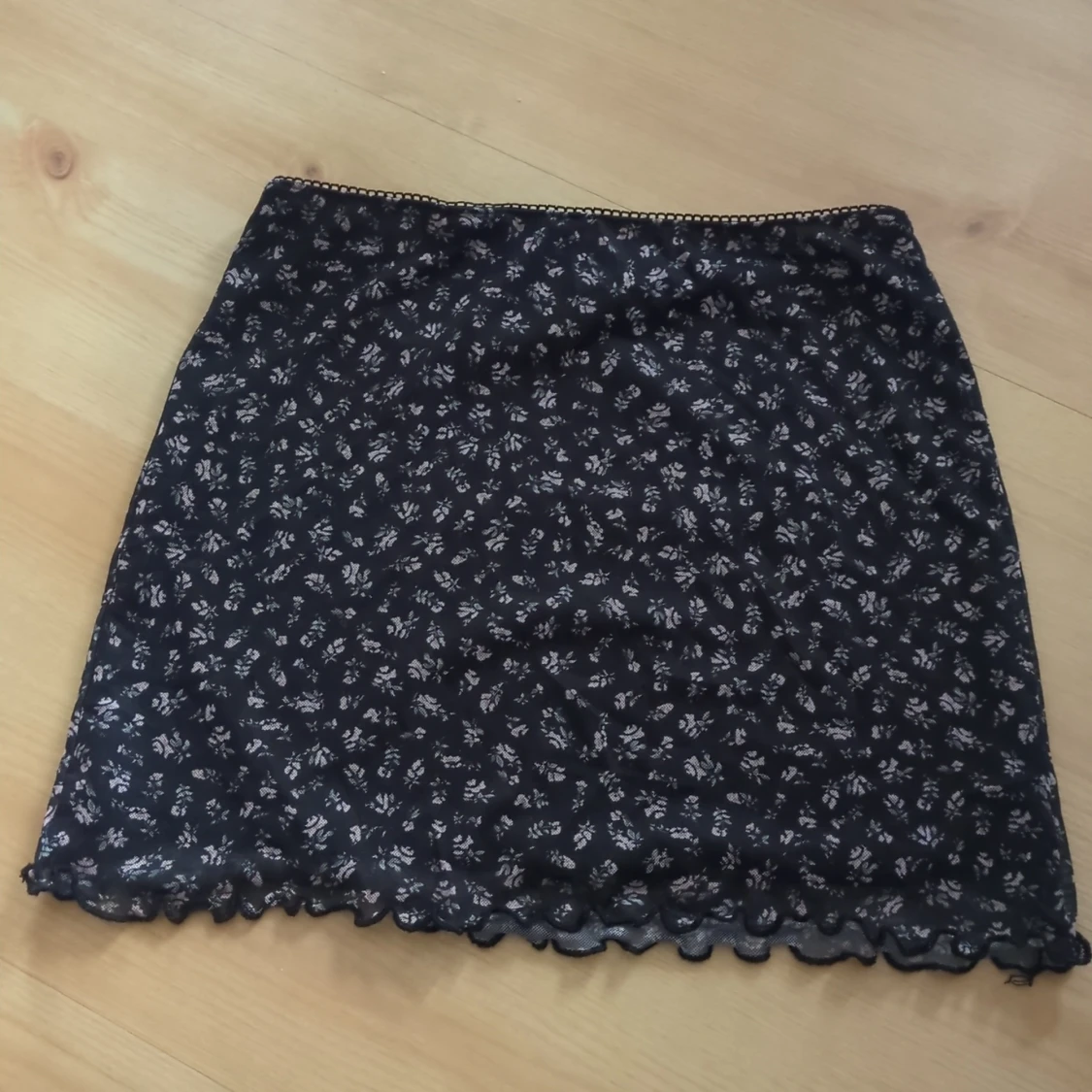 Svart blommig kjol - 1