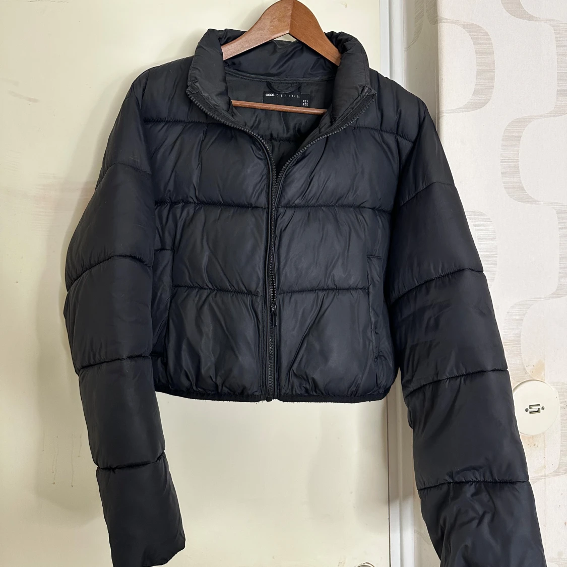 Svart croppad pufferjacka från ASOS DESIGN