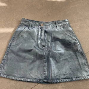 Glittrig kjol från Lis Bonne Atelier - Kjol från Lis Bonne Atelier. Storlek 34. Använd ett fåtal gånger, utmärkt skick. 