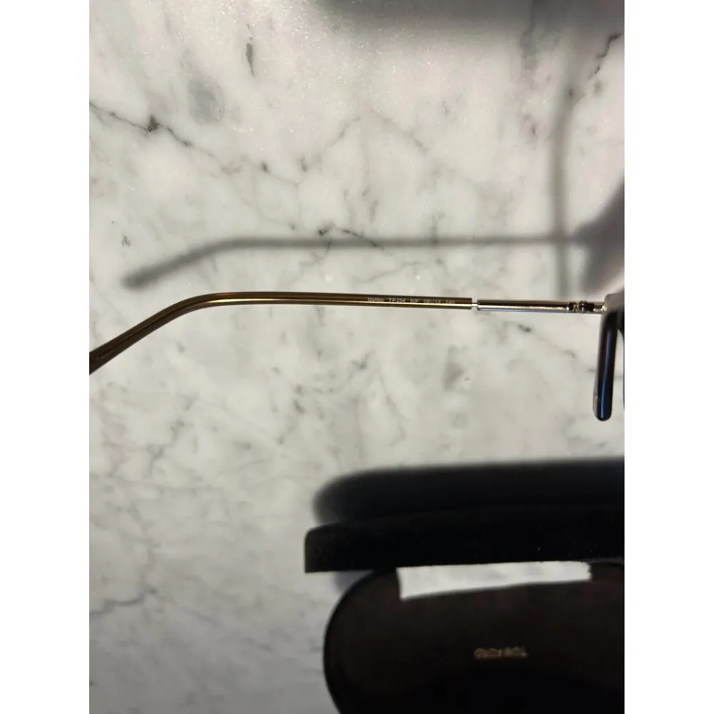 Snygga solglasögon från Tom Ford. Nypris runt 2500kr, väldigt bra skick. Den ena bågen är lite sne. Hör av er vid frågor. Asusteet.