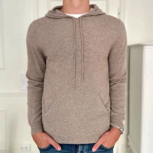 John henric hoodie  - Tjena! Säljer nu denna riktigt schyssta kashmir hoodien ifrån john henric. Den är i mycket bra skick förutom två små defekter då jag tagit väl hand om den. Den säljs ej längre och är därför väldigt eftertraktad. 