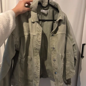 Ljusgrön Zara Jeansjacka - Säljs pga ingen använding och passar perfekt nu inför våren/ sommaren 💋Passar om du bär s också!
