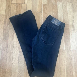Low waist bootcut - Crocker  - Säljer ett par low waist bootcut jeans ifrån Crocker. Storlek 26/33. Lite slitna längst ned på ena benet, annars jätte fina!