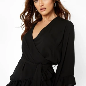 Fin blus - Jättefin svart wrap volangblus från River Island. Har tappat bort bandet som är till detalj, men den sitter ihop utan det💕