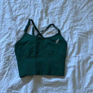 Grön träningstopp  - (Finns träningstights till denna topp på min sida)Snygg grön träningstopp från Alera med smala axelband och ribbad nederdel.