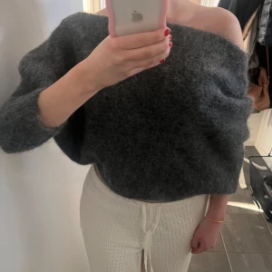 Grå stickad tröja  - Säljer min gråa stickade tröja! Så fin och unik passform! 🥰använt två gånger!