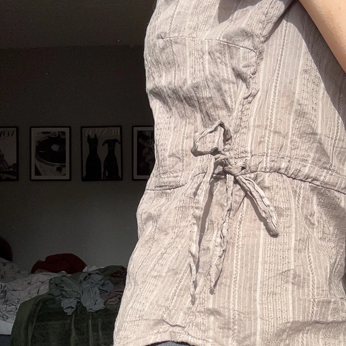 Beige/grön/grå/ kortärmad skjorta. Kan knyst på två sätt.  - 3