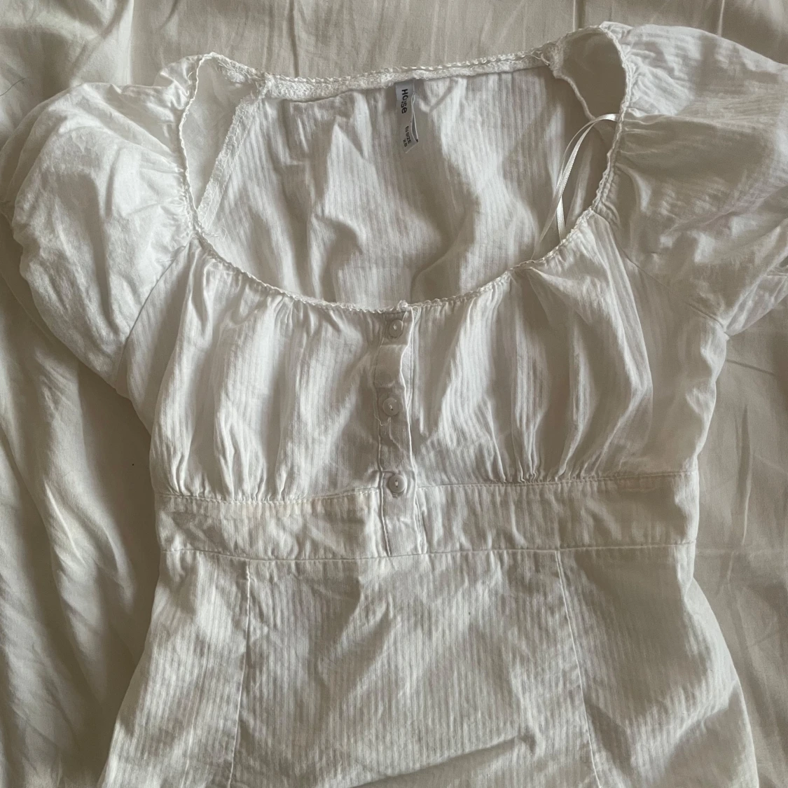 Vit blus med knappar - 1