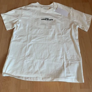 Maison Margiela t-shirt  - Säljer denna tvär feta maison margiela tröjan pga den inte passar mig. Den är oanvänd och perfekt nu till sommaren, skriv om ni har ytterligare frågor och kan gå lite ner i pris vid snabbt och enkelt köp
