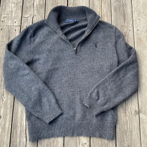 Grå  1/4 zip från Polo Ralph Lauren - Grå 1/4 zip från Ralph lauren i mycket bra skick. Tröjan är storlek M och personen på bilden är 176 och väger 60 kg. Hör av er om frågor!