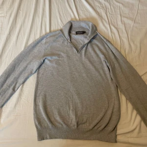 Grå tröja med half zip från Dressmann - Använt en gång, som ny.
